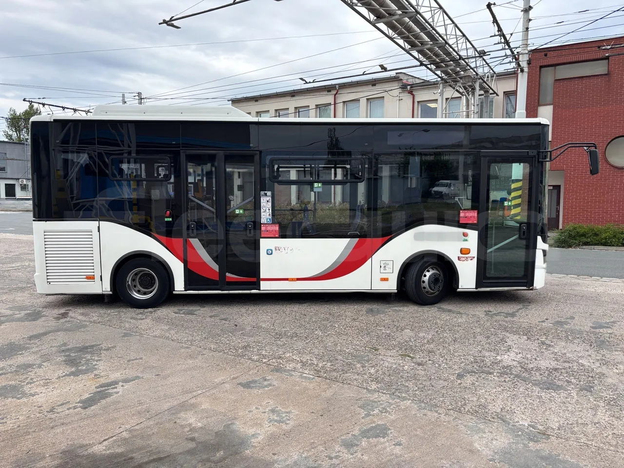Isuzu Novo - Right Side