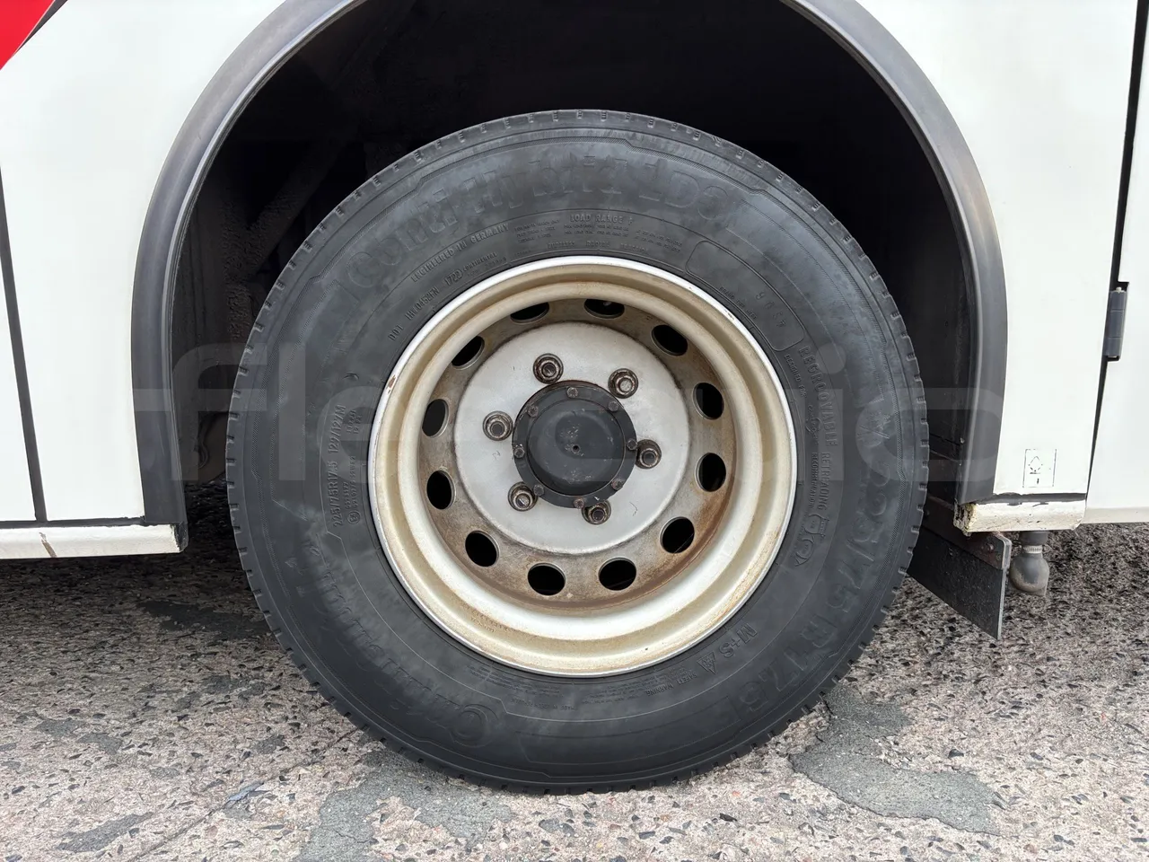 Isuzu Novo - First Axle Left Side: Tyre Size