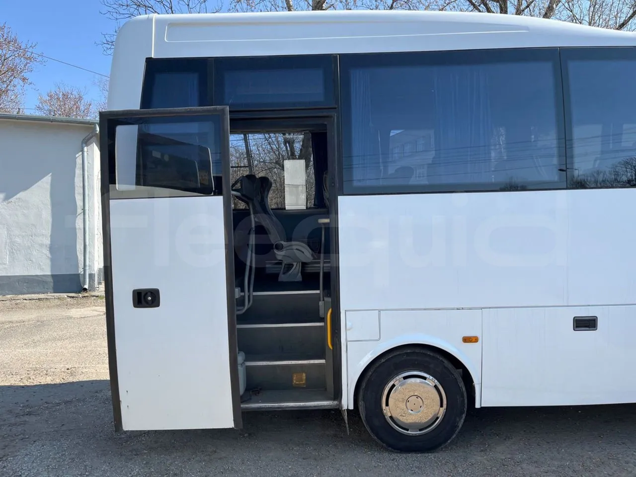 Isuzu Turquoise/Sb Anadolu - Euro 6 -140 kW - 7.720 mt - front door 2 open