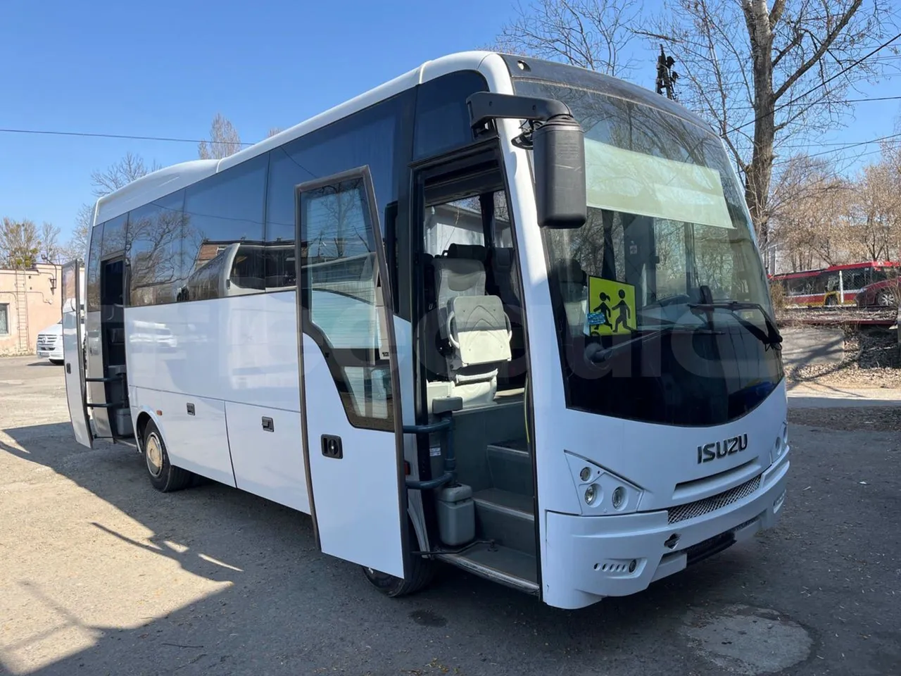 Isuzu Turquoise/Sb Anadolu - Euro 6 -140 kW - 7.720 mt - 3/4 right front doors open