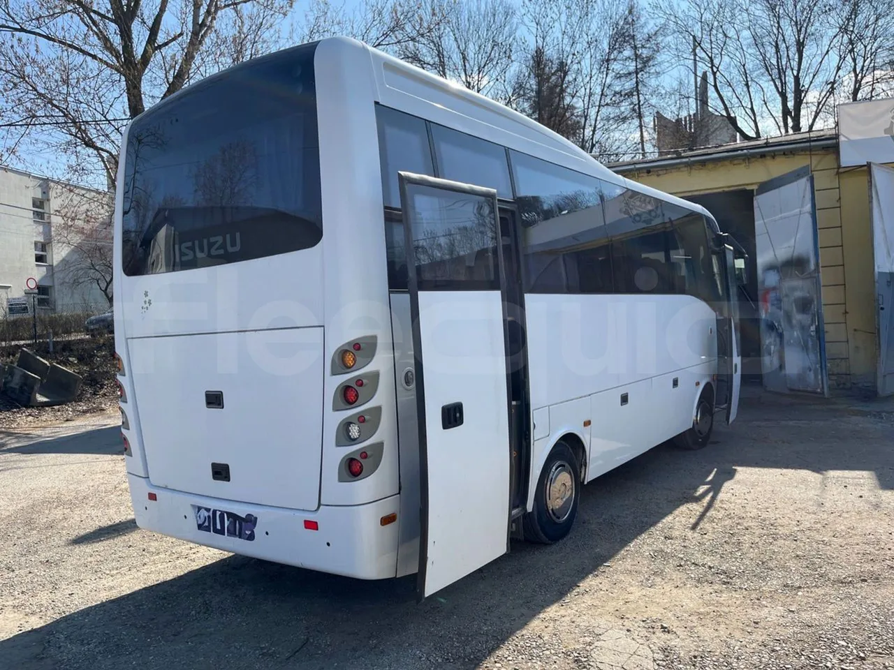Isuzu Turquoise/Sb Anadolu - Euro 6 -140 kW - 7.720 mt - 3/4 right rear doors open
