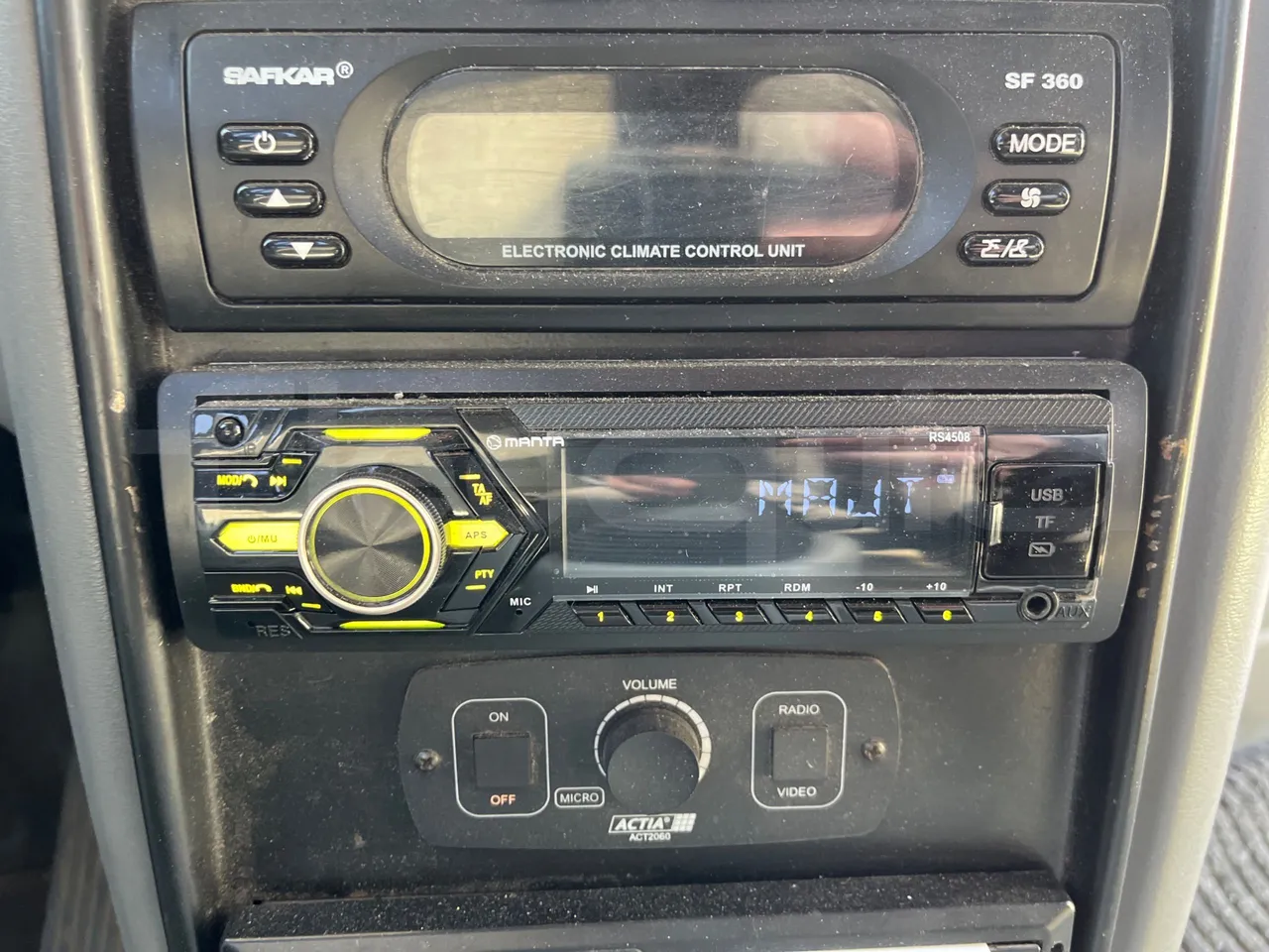 Isuzu Turquoise/Sb Anadolu - Euro 6 -140 kW - 7.720 mt - radio accessories photo