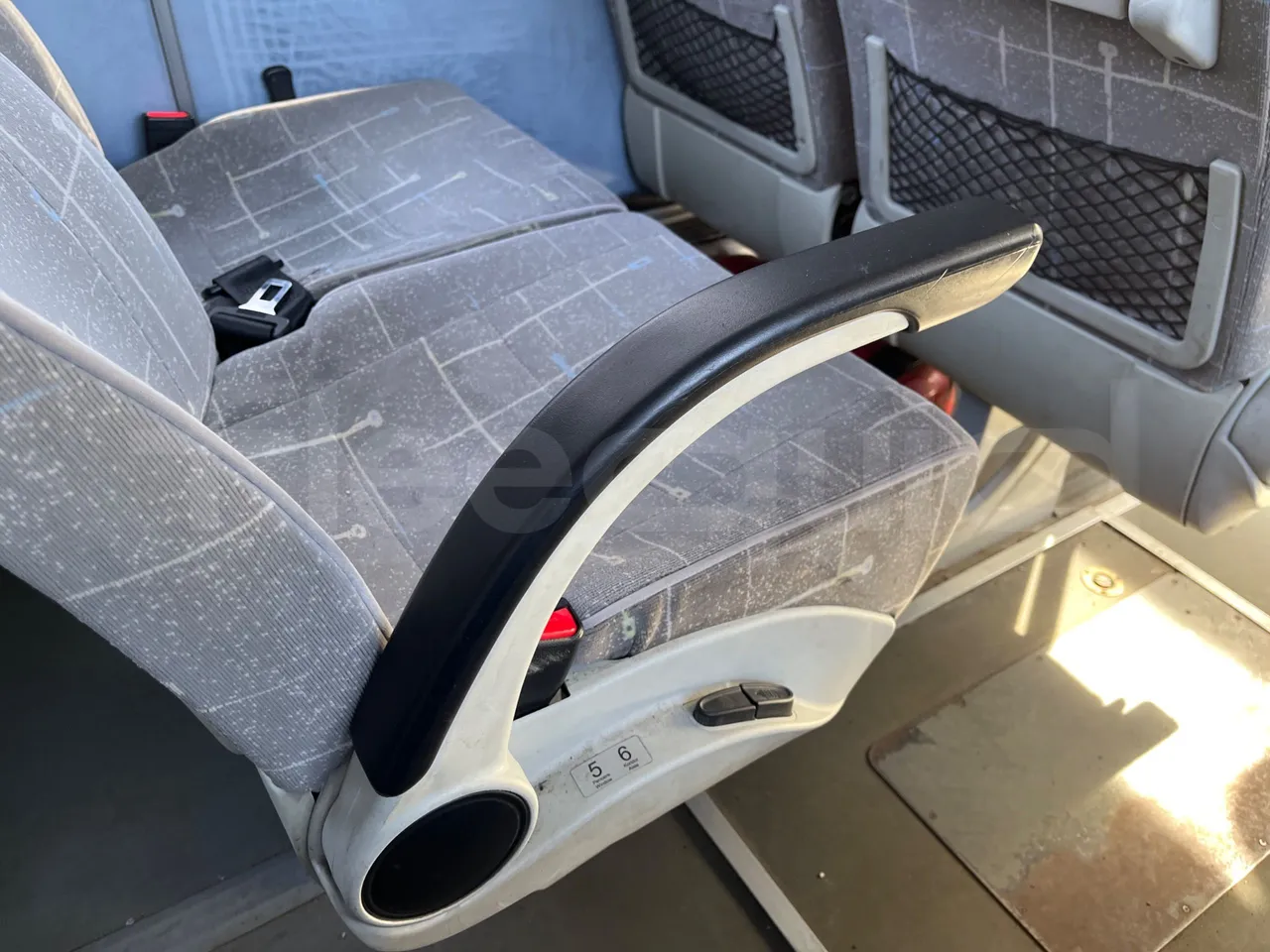 Isuzu Turquoise/Sb Anadolu - Euro 6 -140 kW - 7.720 mt - armrest detail photo