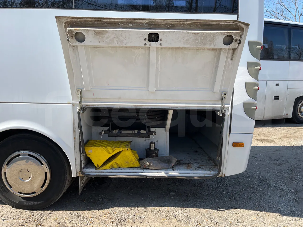 Isuzu Turquoise/Sb Anadolu - Euro 6 -140 kW - 7.720 mt - external compartments photo