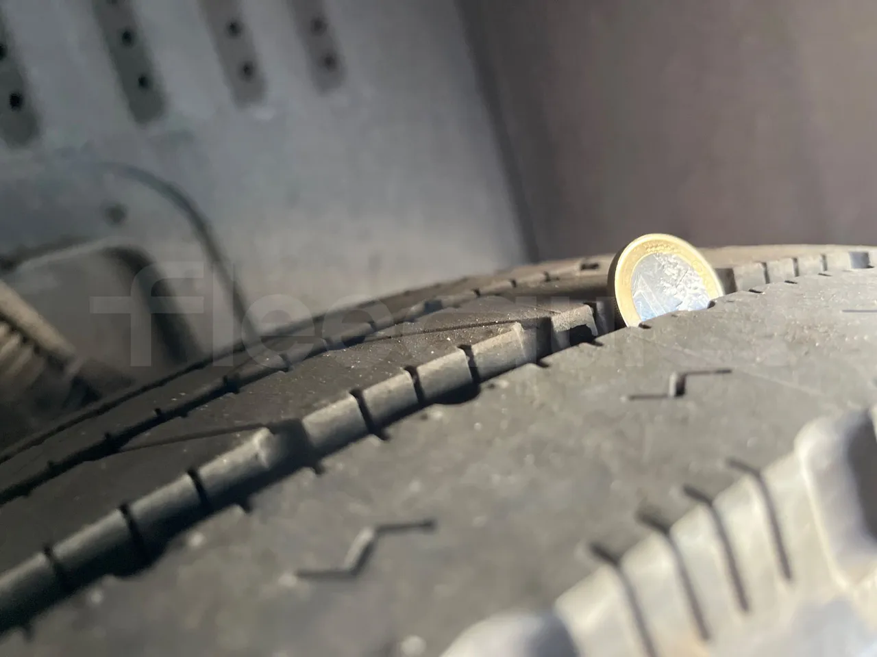 Isuzu Turquoise/Sb Anadolu - Euro 6 -140 kW - 7.720 mt - tread condition front tires left