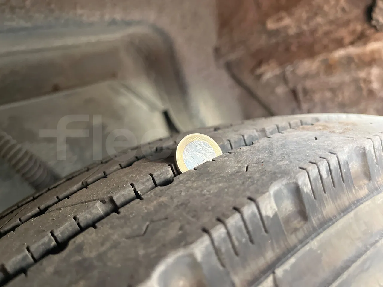 Isuzu Turquoise/Sb Anadolu - Euro 6 -140 kW - 7.720 mt - tread condition front tires right