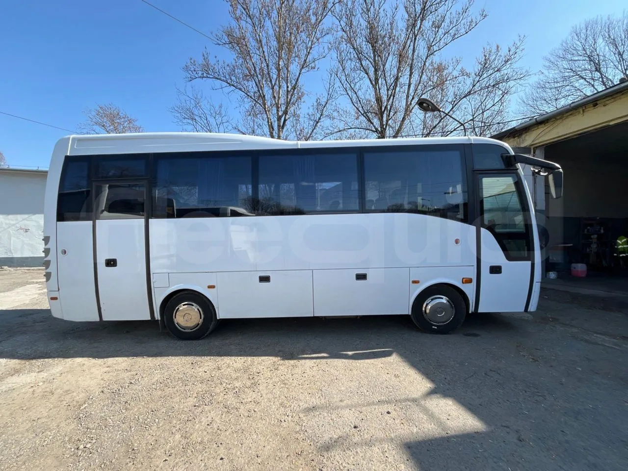 Isuzu Turquoise/Sb Anadolu - Euro 6 -140 kW - 7.720 mt - right side doors closed