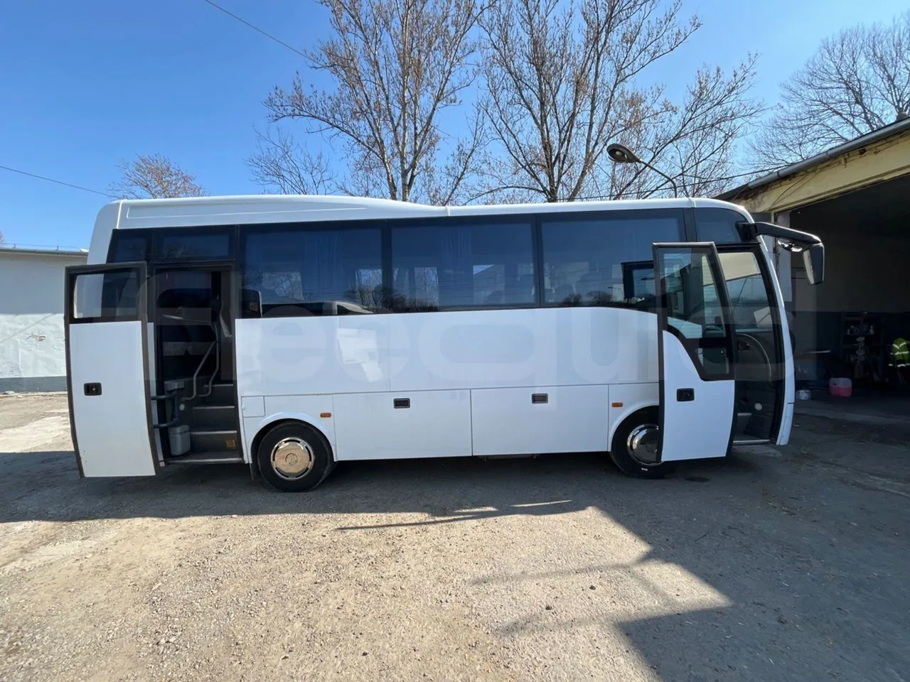 Isuzu Turquoise/Sb Anadolu - Euro 6 -140 kW - 7.720 mt - right side doors open
