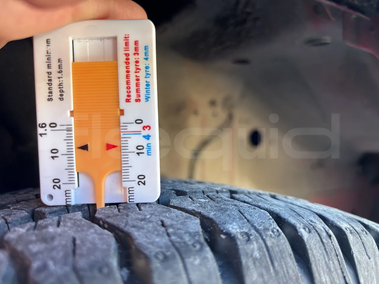 Ford Tourneo - First Axle Left Side: Tyre Thickness