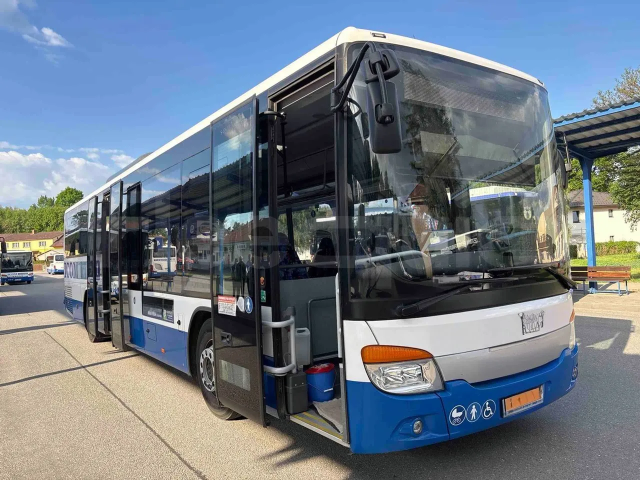 Setra S415 - 3/4 right front doors open