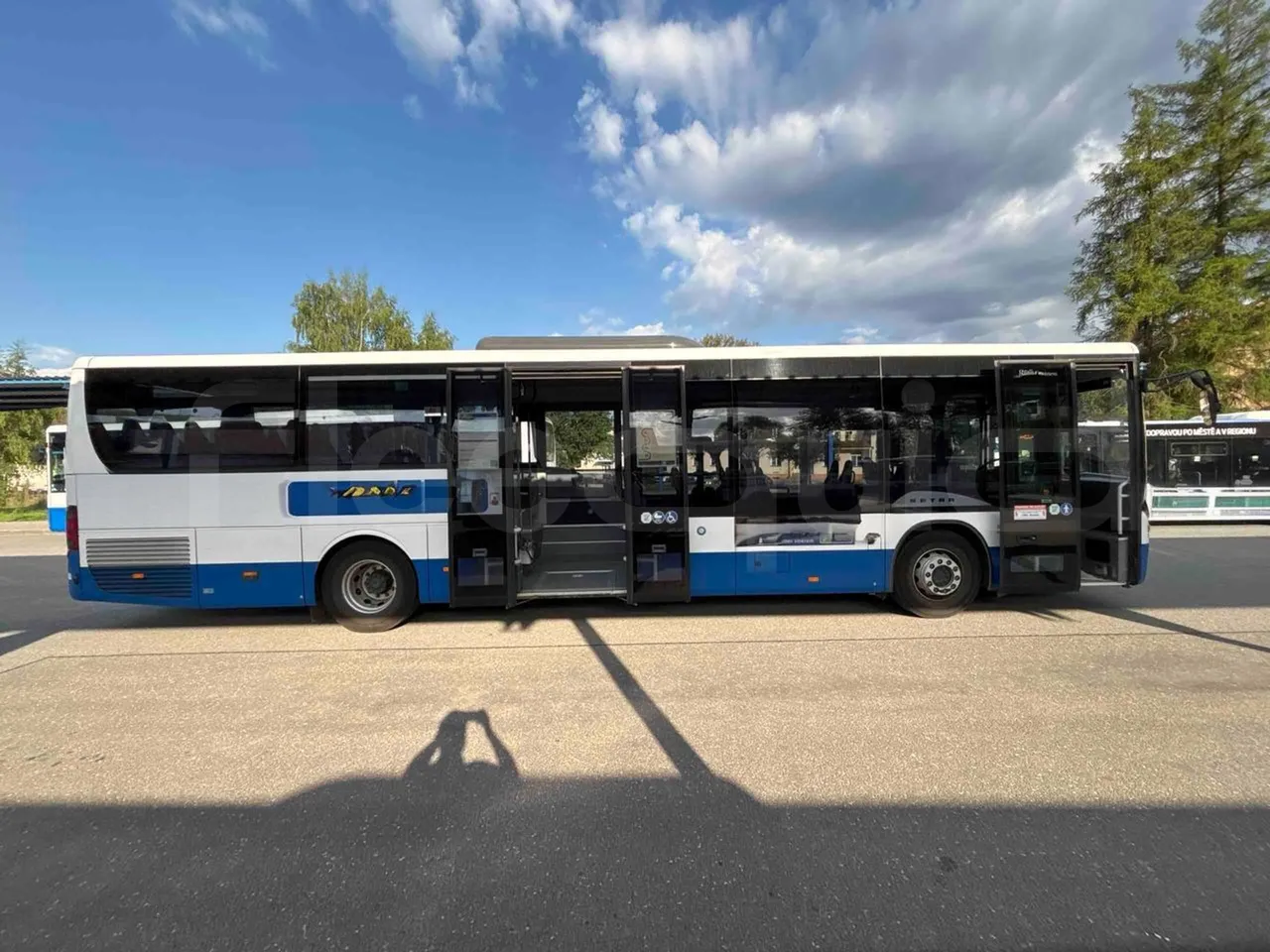 Setra S415 - right side doors open