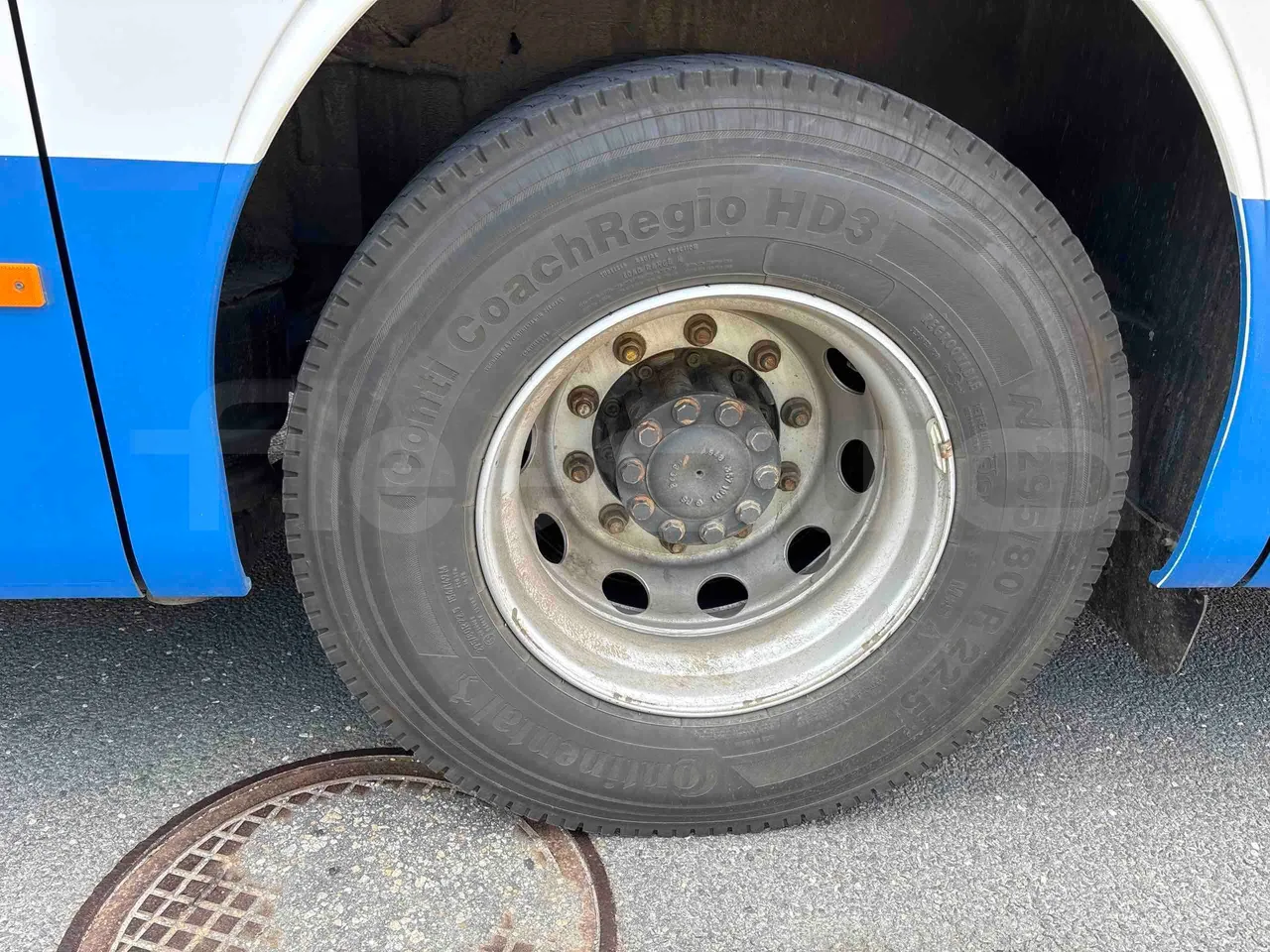 Setra S415 - rear left tire photo