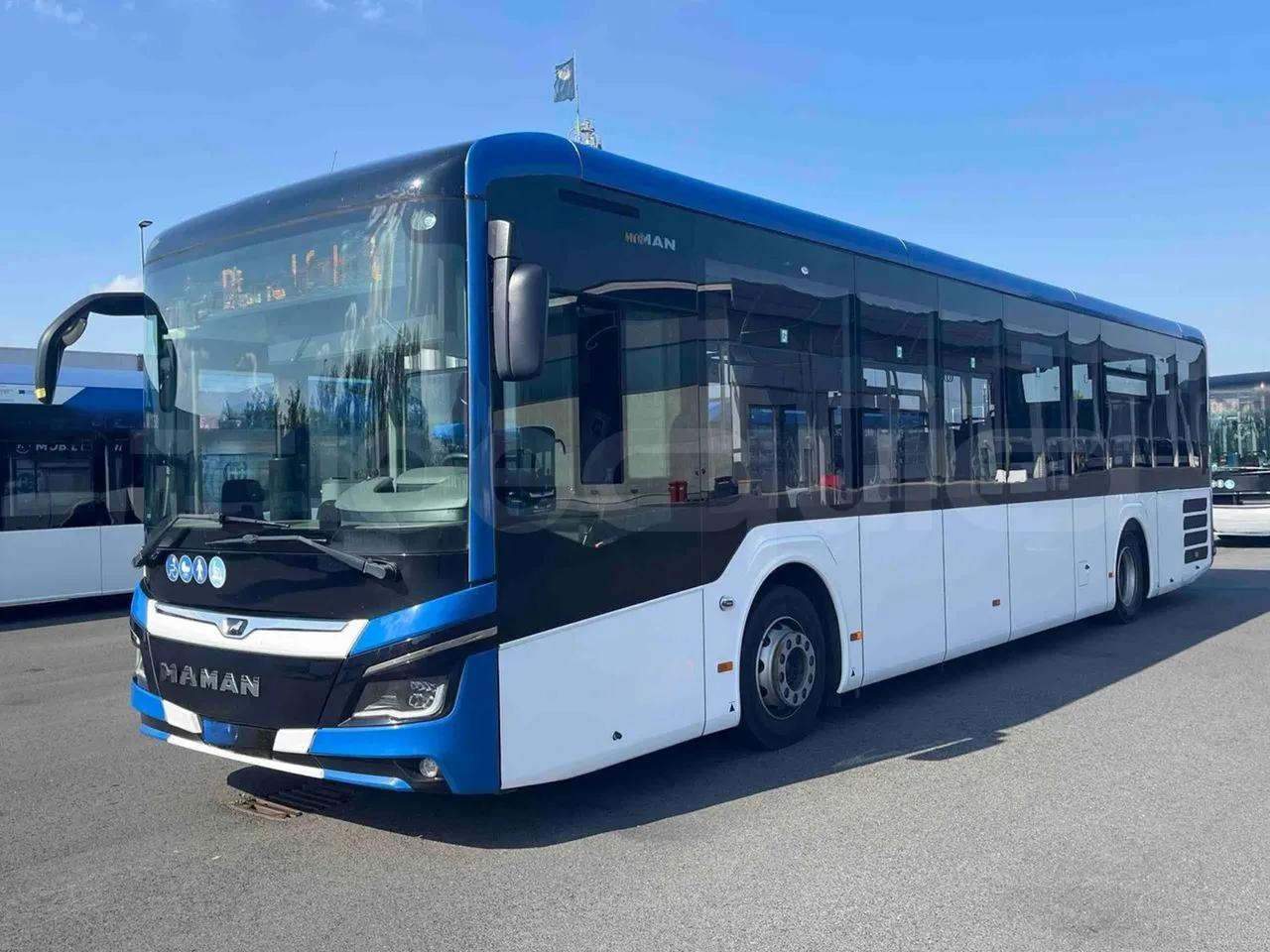 Man Lion's Intercity - 3/4 front left