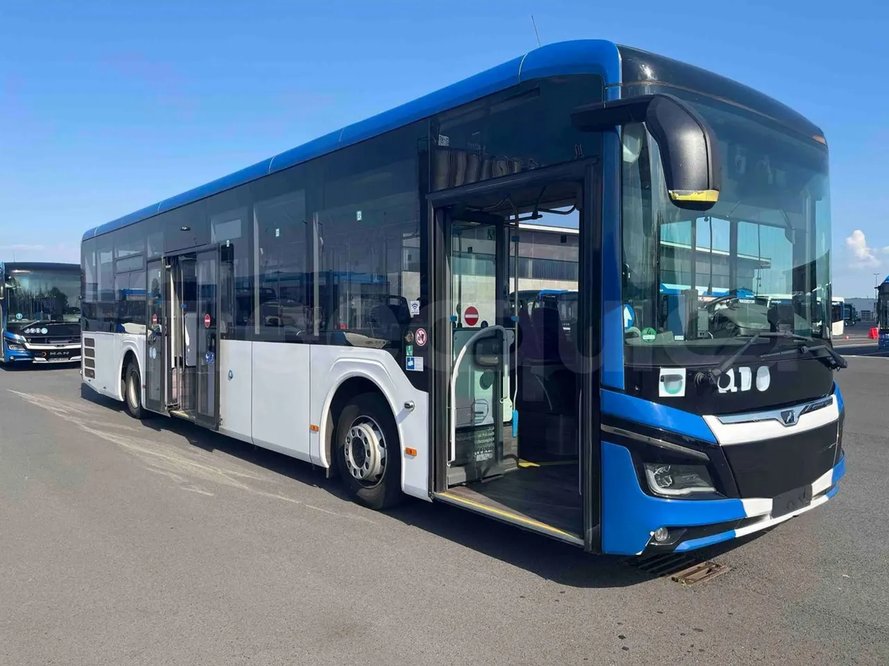 Man Lion's Intercity - 3/4 right front doors open