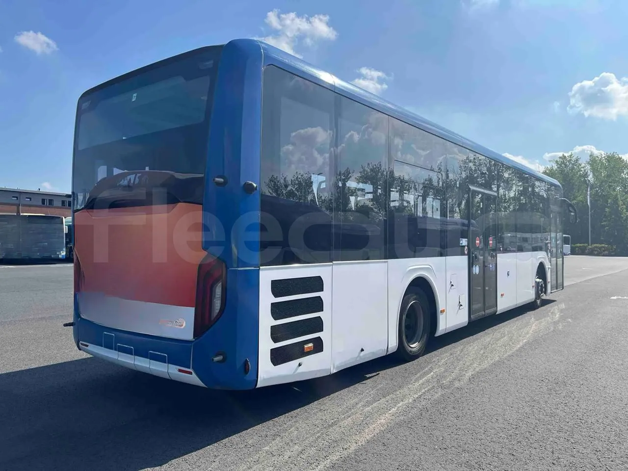 Man Lion's Intercity - 3/4 right rear doors closed