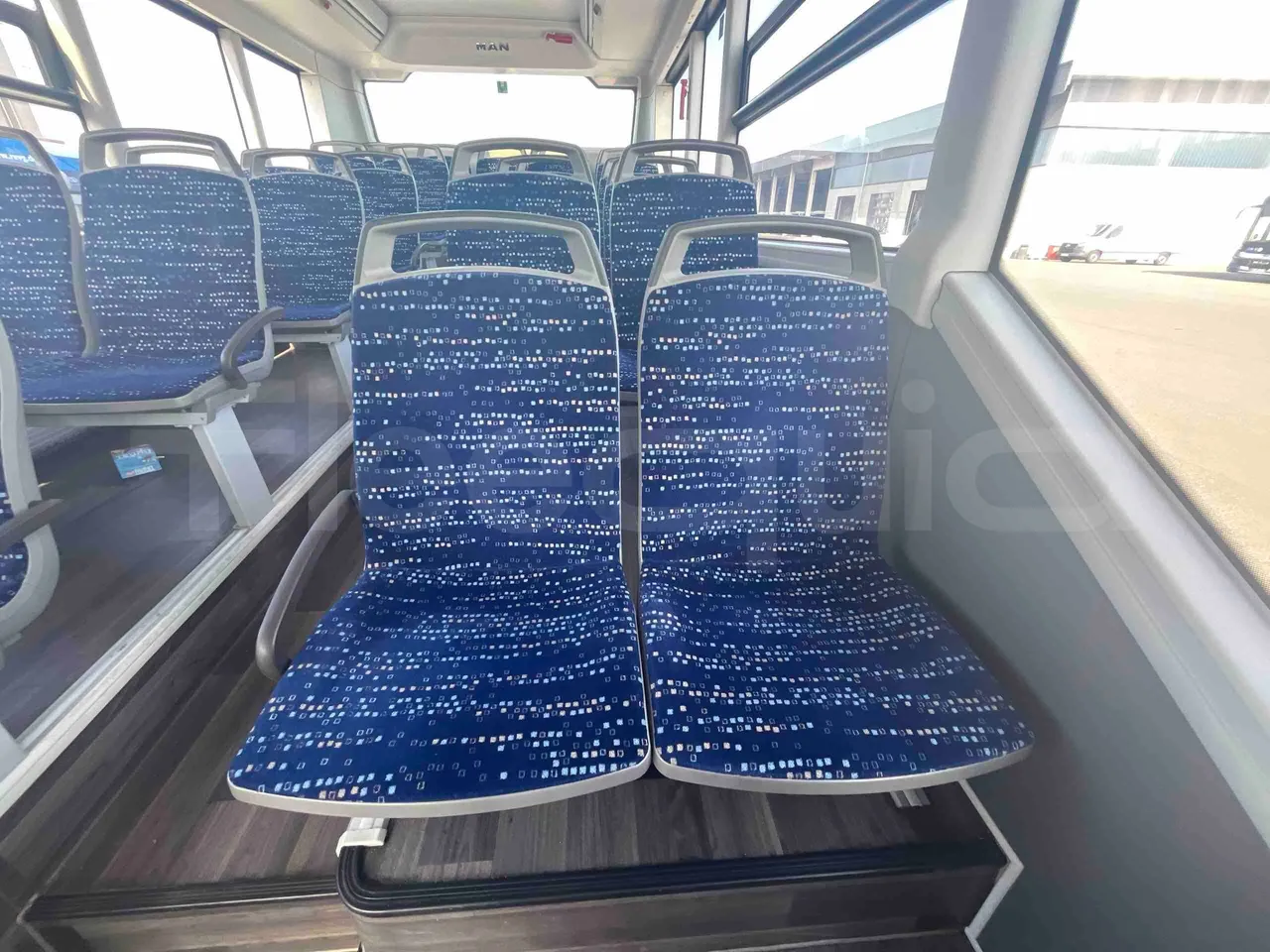 Man Lion's Intercity - central seat safety belt