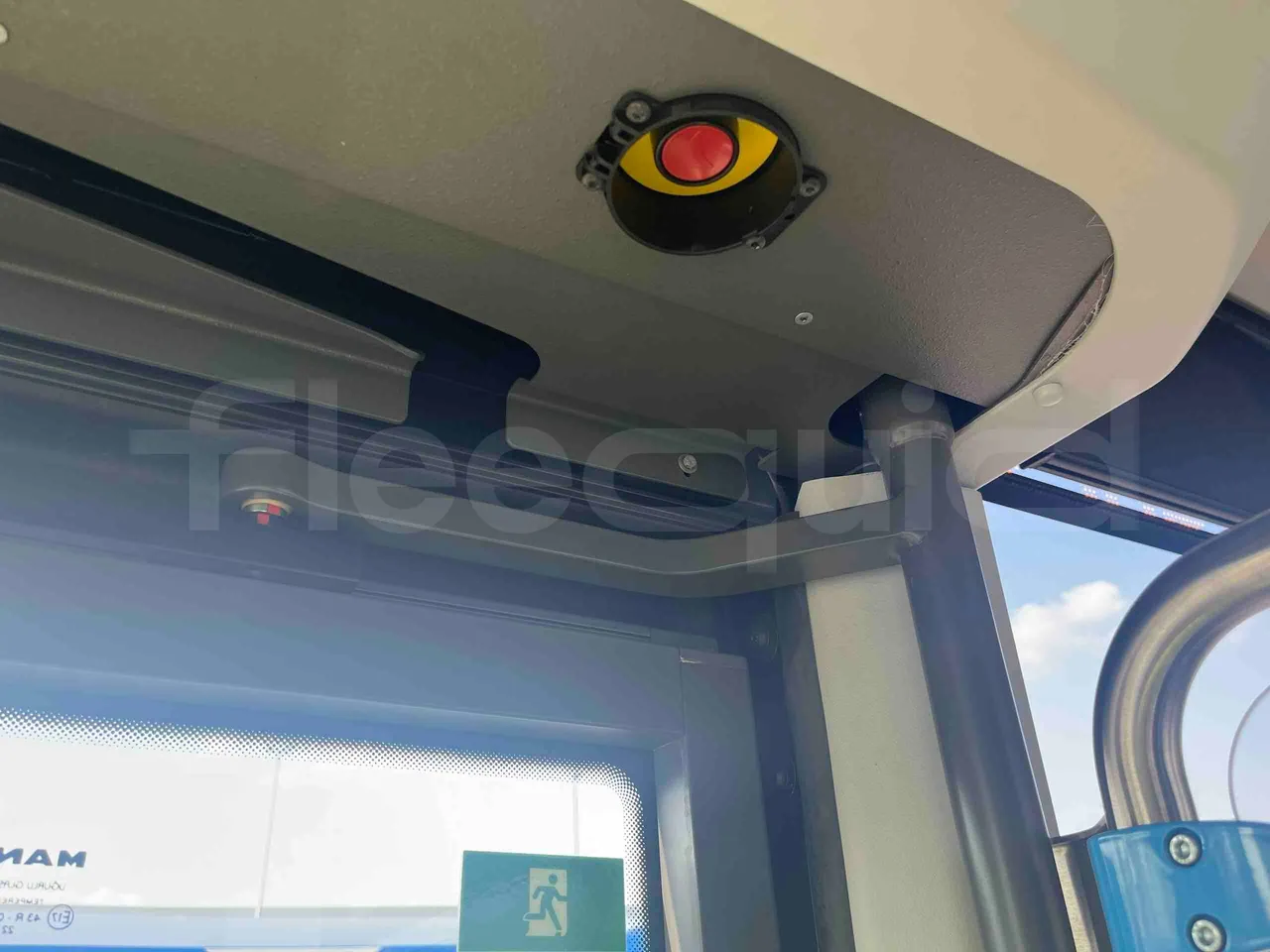 Man Lion's Intercity - door mechanism photo