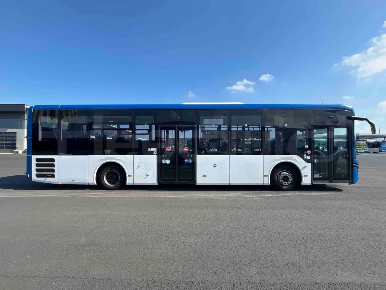 Man Lion's Intercity - right side doors closed