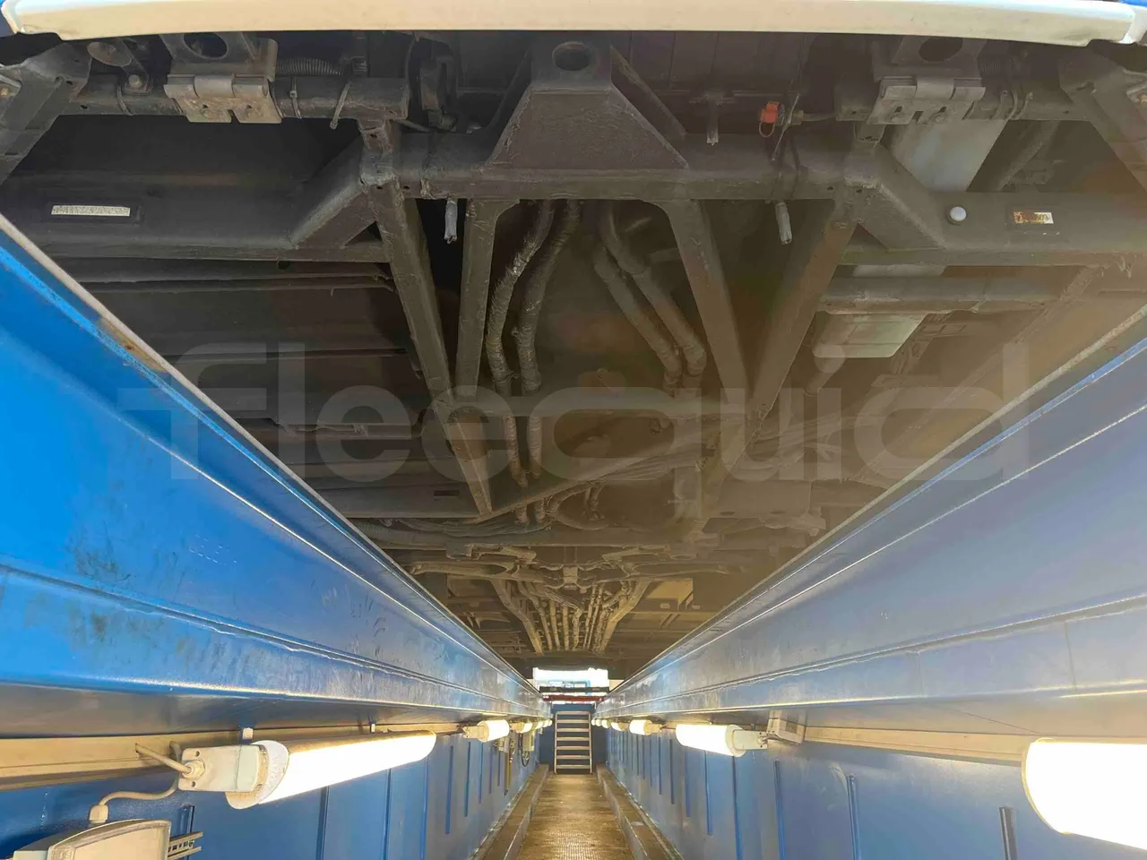Man Lion's Intercity - front undercarriage from front