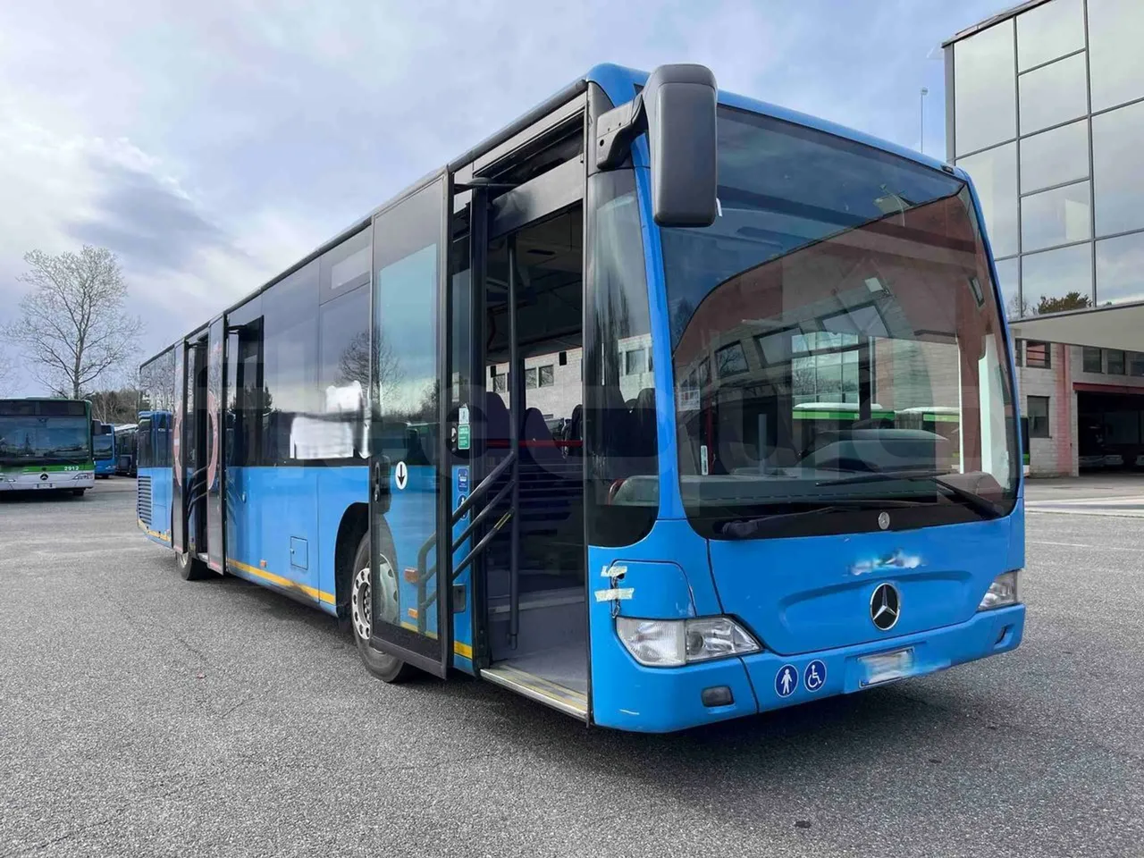 Mercedes-Benz Citaro O 530/2PCL2E4 - Euro 4 - 210 kW - 11,950 mt - 3/4 right front doors open