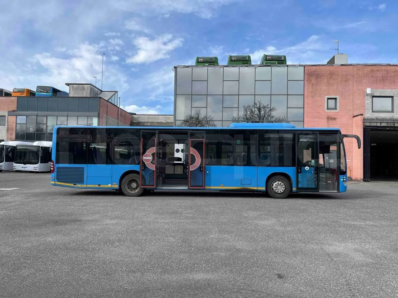 Mercedes-Benz Citaro O 530/2PCL2E4 - Euro 4 - 210 kW - 11,950 mt - right side doors open