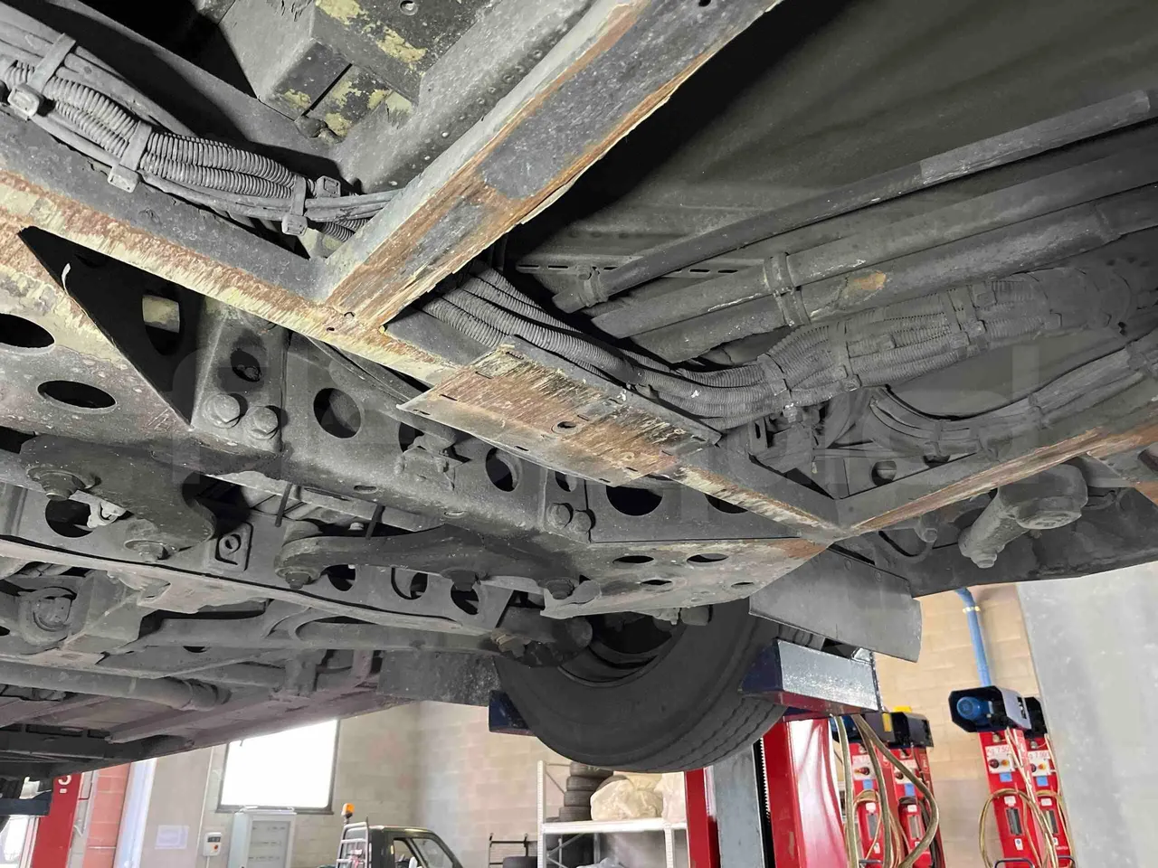 Mercedes-Benz Citaro O 530/2PCL2E4 - Euro 4 - 210 kW - 11,950 mt - front axle left side