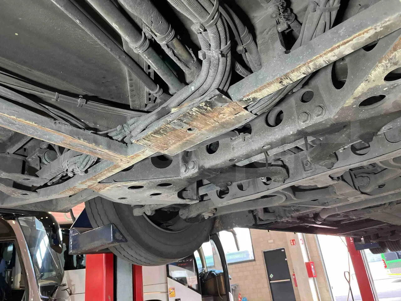 Mercedes-Benz Citaro O 530/2PCL2E4 - Euro 4 - 210 kW - 11,950 mt - front axle right side