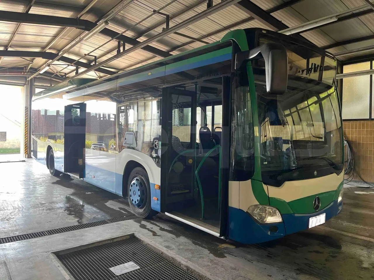 Mercedes-Benz Citaro O 530 LE - Euro 6 - 220 kW - 12.170 mt - 3/4 right front doors open