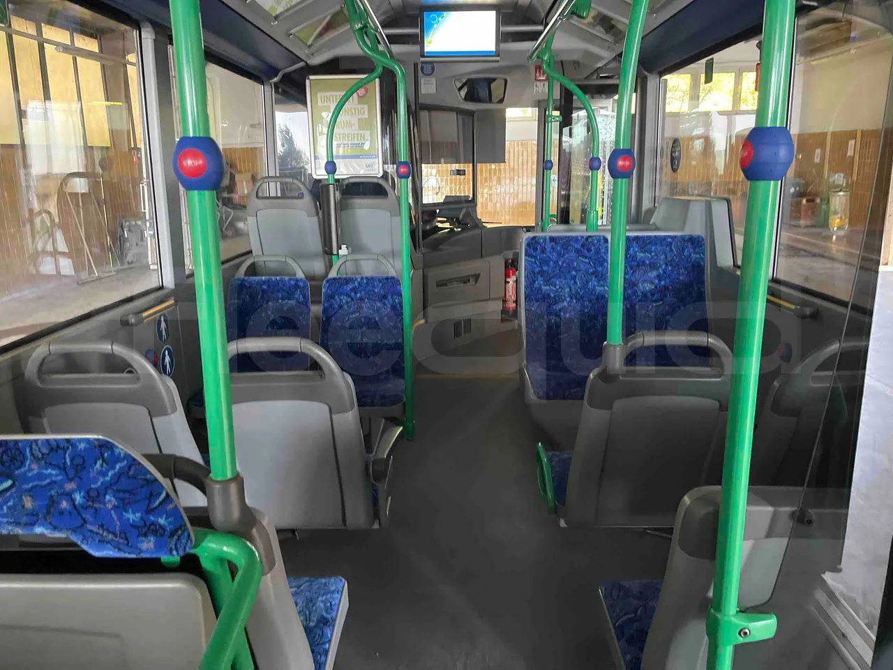 Mercedes-Benz Citaro O 530 LE - Euro 6 - 220 kW - 12.170 mt - forward view middle aisle
