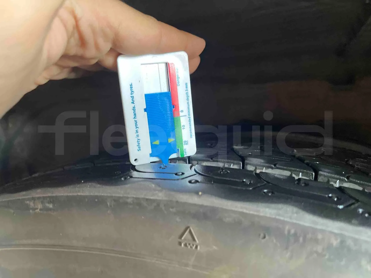 Mercedes-Benz Citaro O 530 LE - Euro 6 - 220 kW - 12.170 mt - tread condition front tires right