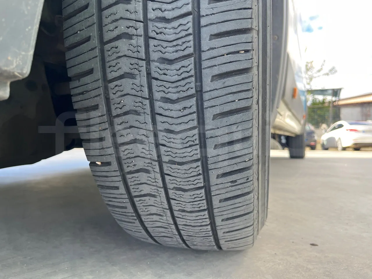 Fiat Ducato 250EDMLC BXL - Euro4  - 115kW - 6.363mt - tread condition front tires right