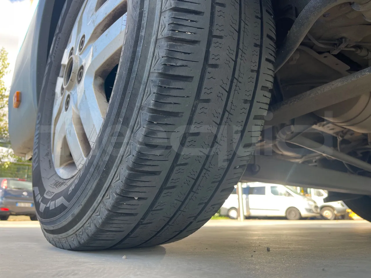 Fiat Ducato 250EDMLC BXL - Euro4  - 115kW - 6.363mt - tread condition third axle tires left