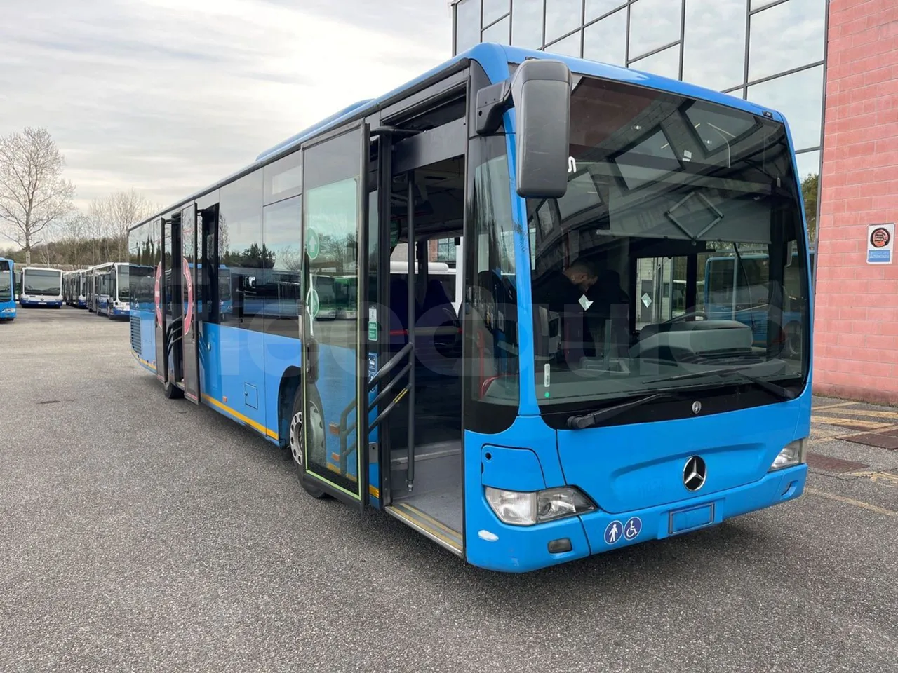 Mercedes-Benz Citaro O 530/2PCL2E4 - Euro 4 - 210 kW - 11,950 mt - 3/4 right front doors open