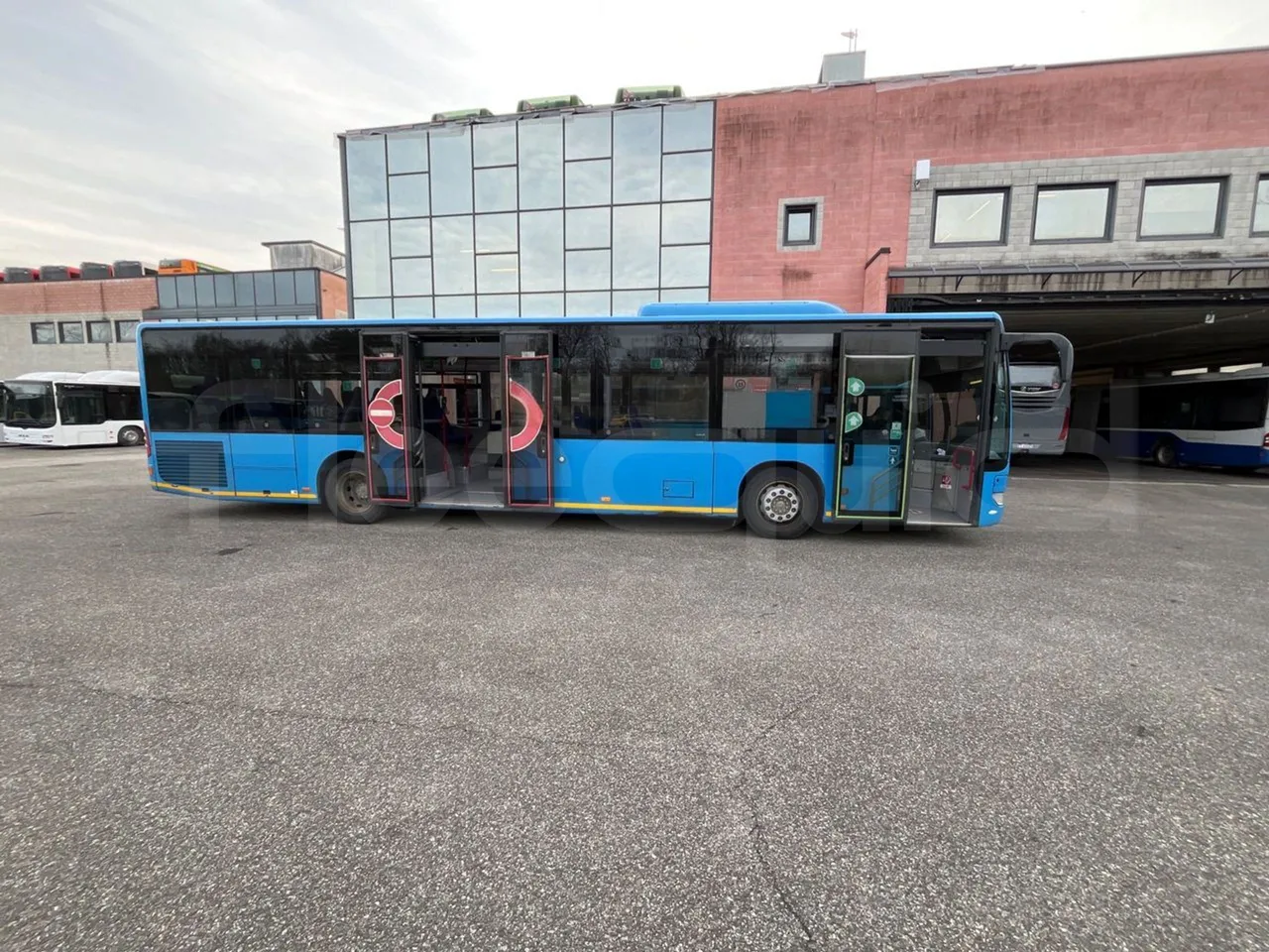 Mercedes-Benz Citaro O 530/2PCL2E4 - Euro 4 - 210 kW - 11,950 mt - right side doors open