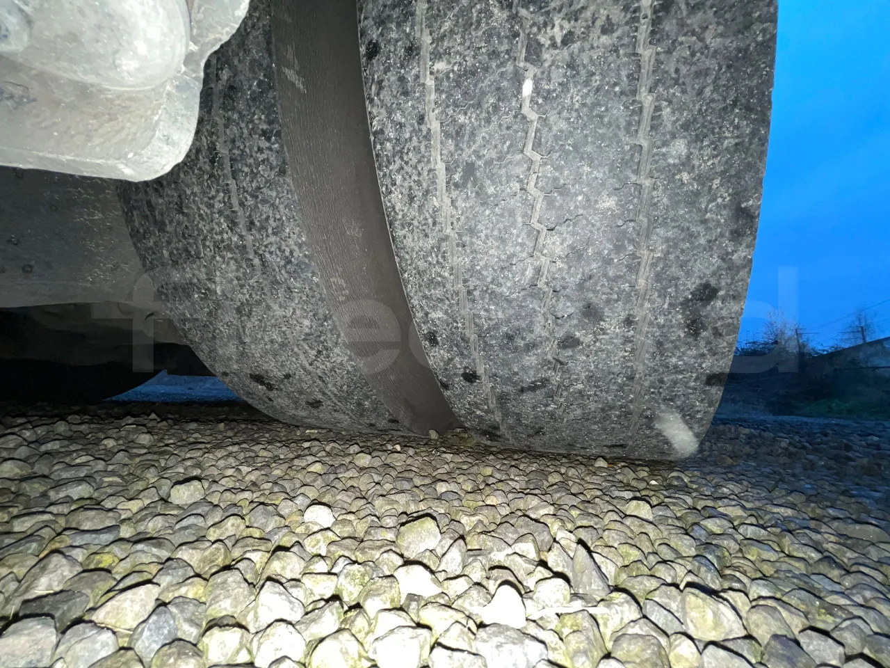 Man Lion's City A21 - EUR5 - 206kW - 11.980m - tread condition front tires right