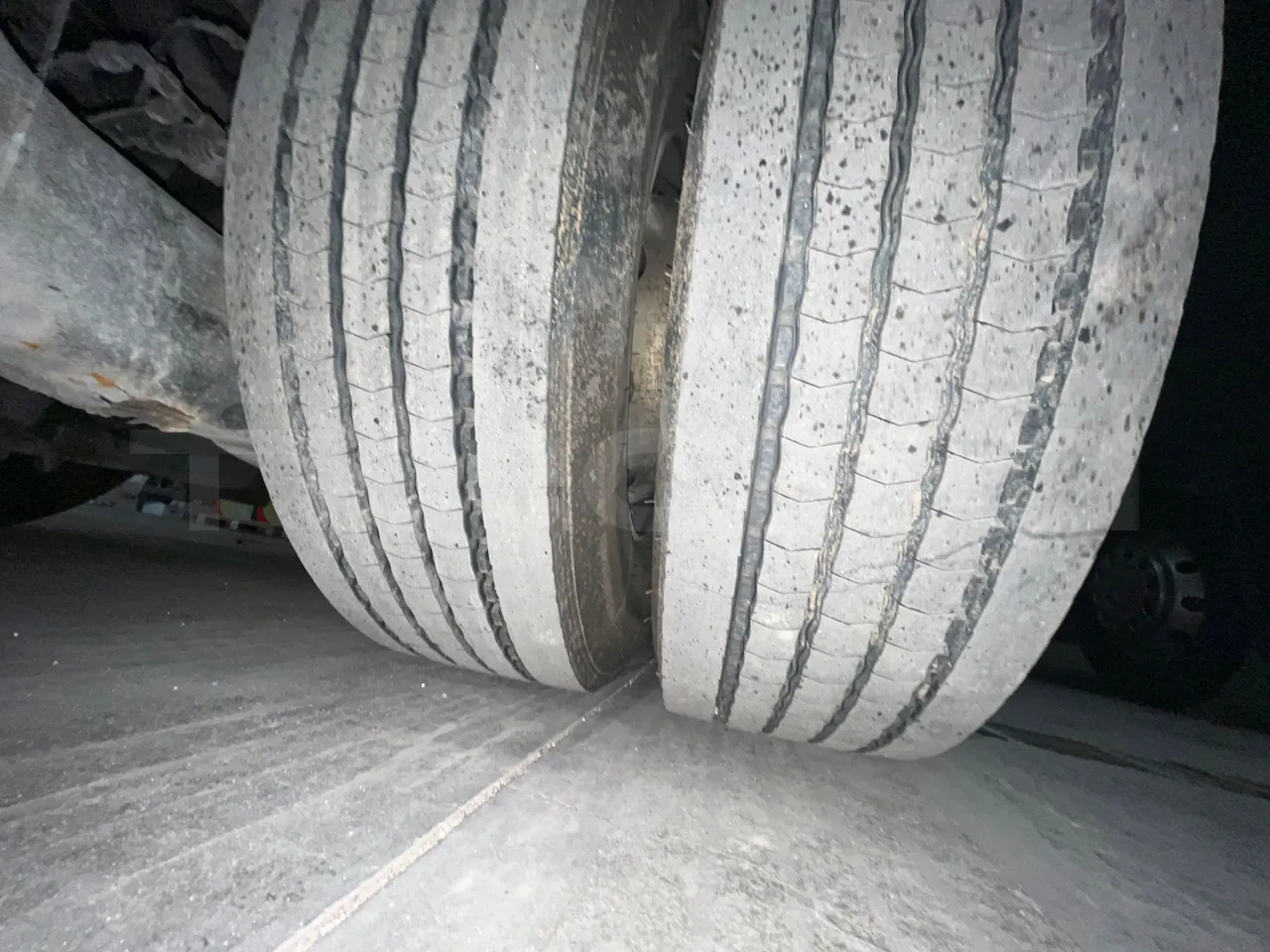 Man Ratio 18440 - Euro 4 - 324kW - 12.975 mt - tread condition second axle tires right