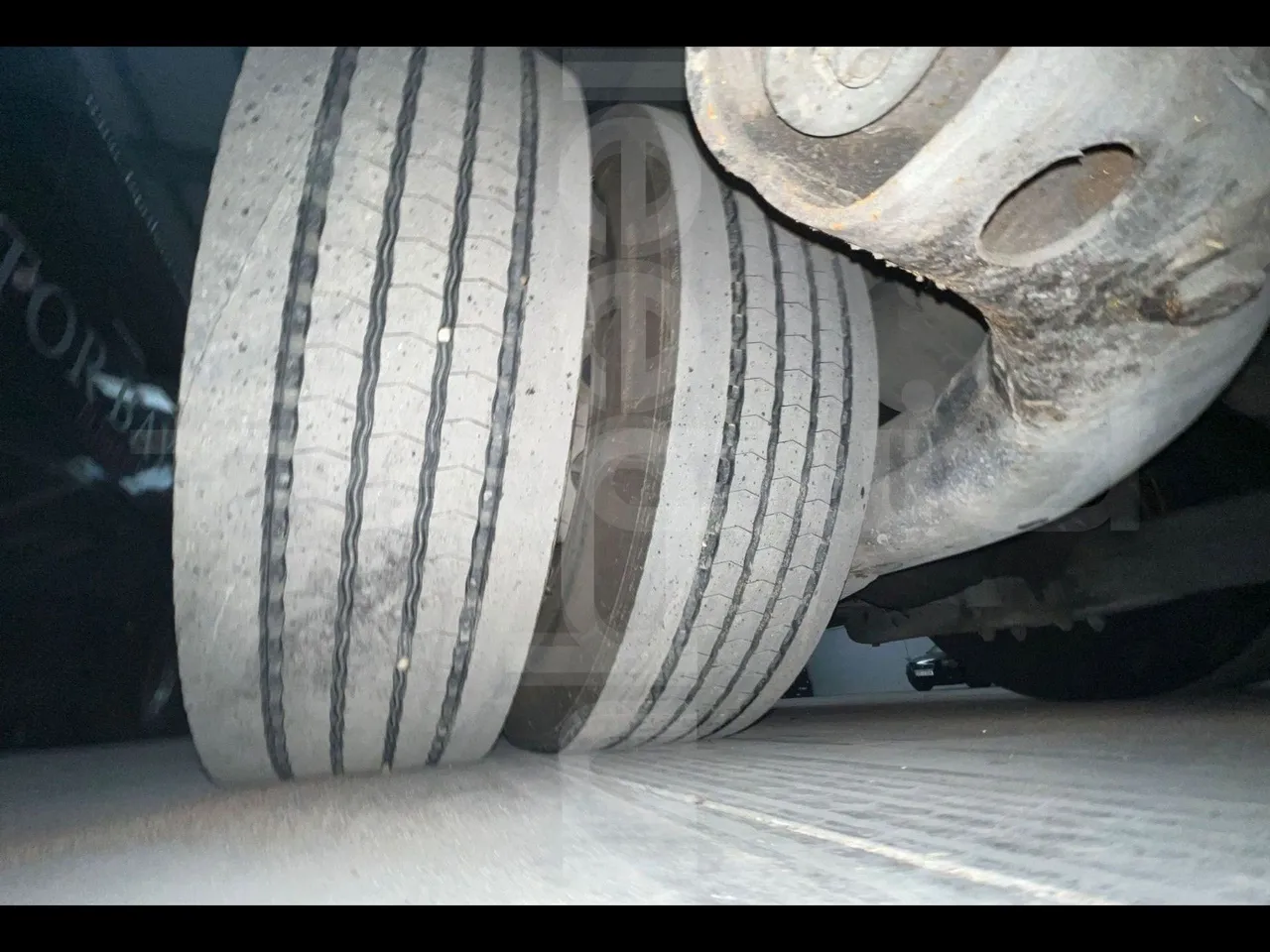 Man Ratio 18440 - Euro 4 - 324kW - 12.975 mt - front left tire measurements