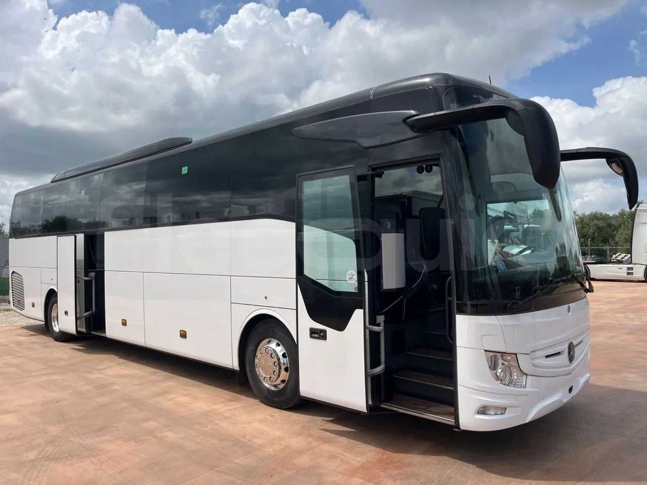 Mercedes-Benz Tourismo MB E 16/2 RHD - Euro 6 -  315 kW -  13.115 mt - 3/4 right front doors open