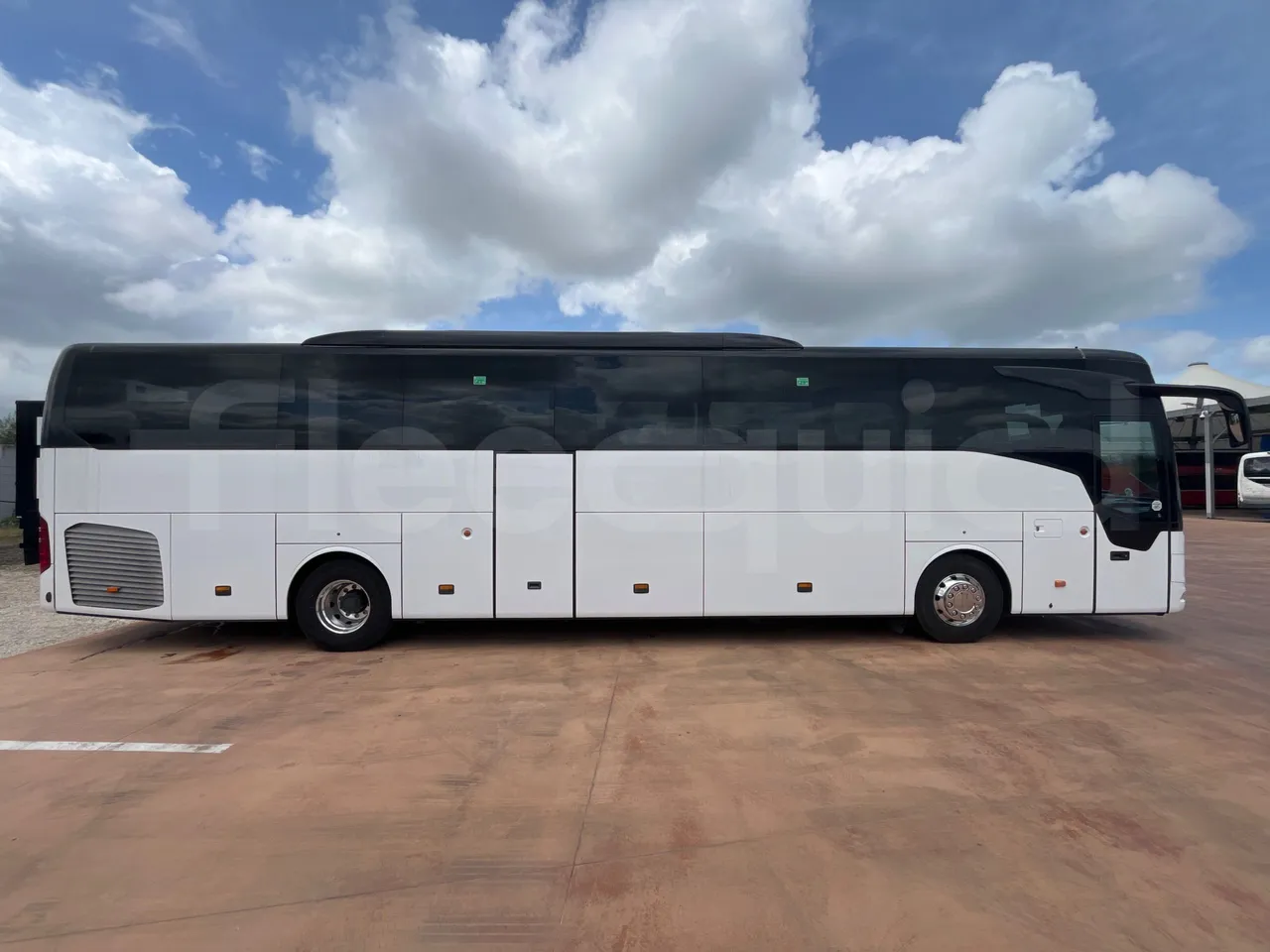 Mercedes-Benz Tourismo MB E 16/2 RHD - Euro 6 -  315 kW -  13.115 mt - right side doors closed