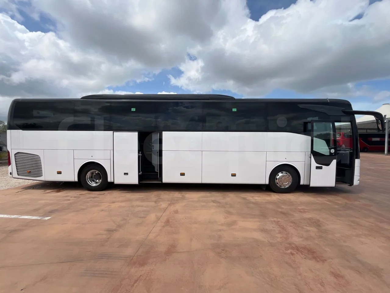 Mercedes-Benz Tourismo MB E 16/2 RHD - Euro 6 -  315 kW -  13.115 mt - right side doors open