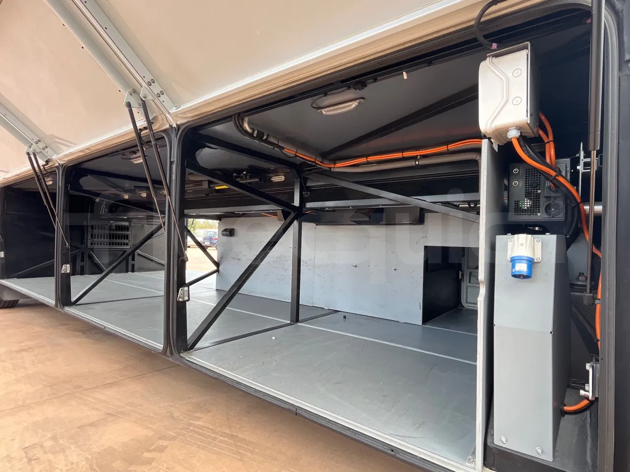 Mercedes-Benz Tourismo MB E 16/2 RHD - Euro 6 -  315 kW -  13.115 mt - under carpet photo