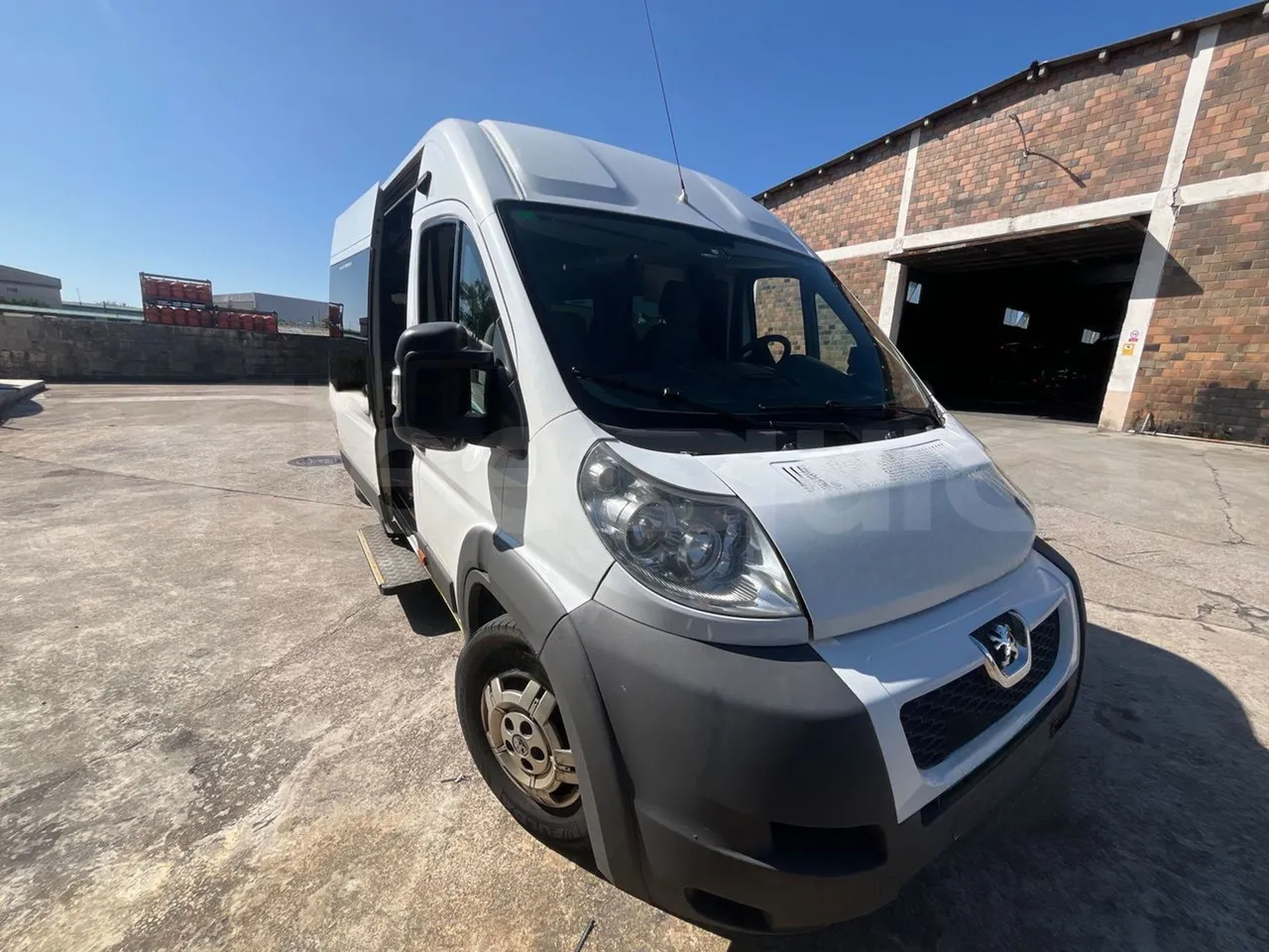 Peugeot 17P 440 BOXER L4H2 -EURO4 - 6.4 m -115,5kW - 3/4 right front doors open
