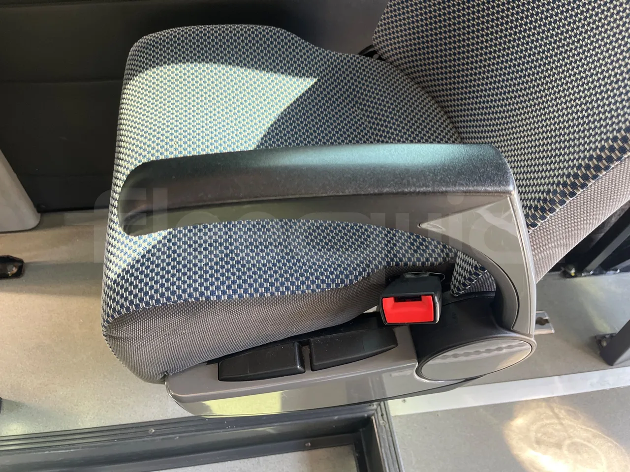 Peugeot 17P 440 BOXER L4H2 -EURO4 - 6.4 m -115,5kW - armrest detail photo