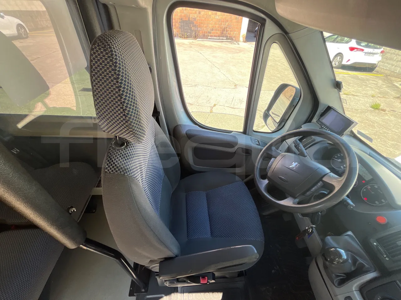 Peugeot 17P 440 BOXER L4H2 -EURO4 - 6.4 m -115,5kW - driver's seat photo
