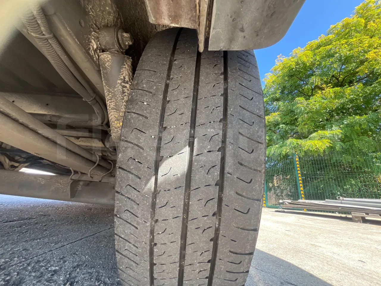 Peugeot 17P 440 BOXER L4H2 -EURO4 - 6.4 m -115,5kW - tread condition second axle tires left