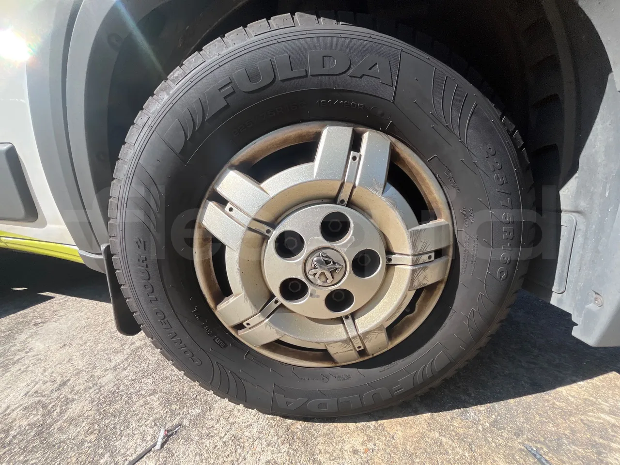 Peugeot 17P 440 BOXER L4H2 -EURO4 - 6.4 m -115,5kW - front left tire measurements