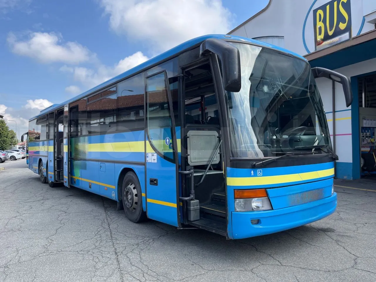 Setra S319 - 3/4 right front doors open