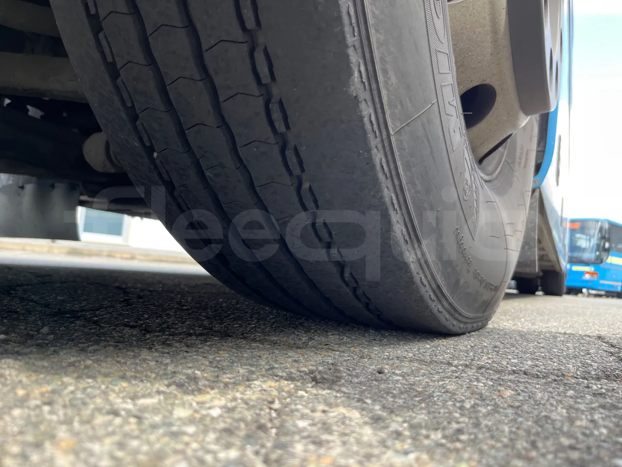 Setra S319 - tread condition front tires left
