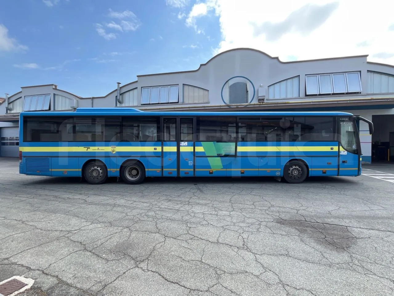 Setra S319 - right side doors closed