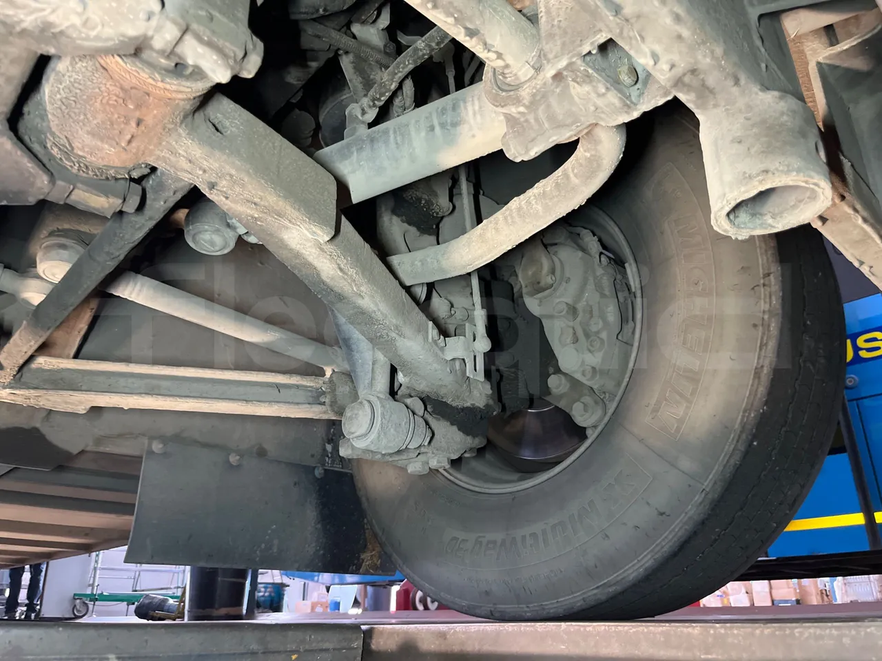 Setra S319 - front axle left side